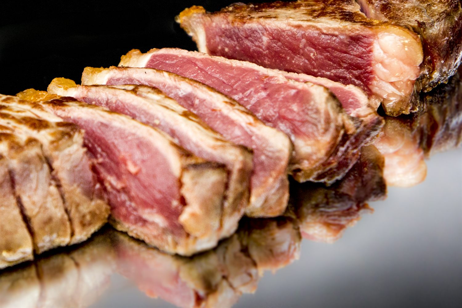 Entrecot de ternera de Ávila cortado en lonchas, con la carne roja y jugosa